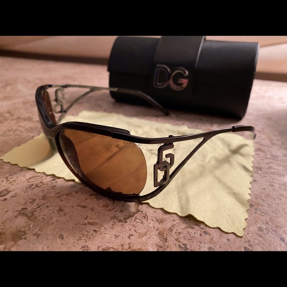 DOLCE & GABANNA SUN GLASSES never used with case - Picture 3 of 8